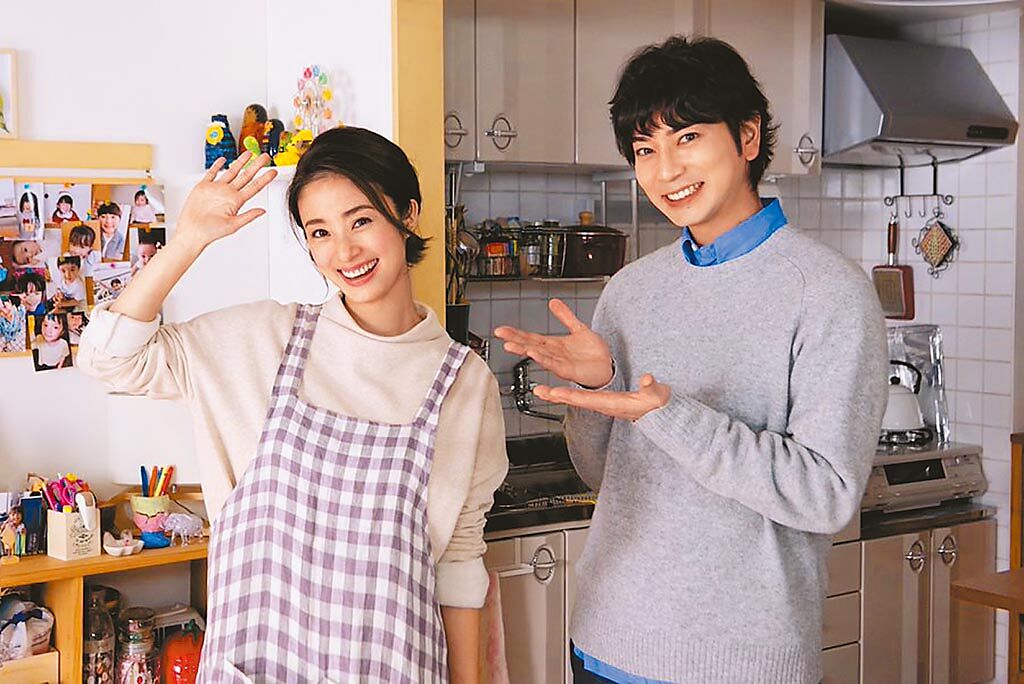 上戶彩（左）與20年老友松本潤首度共演《隔壁的阿力》。（摘自推特）