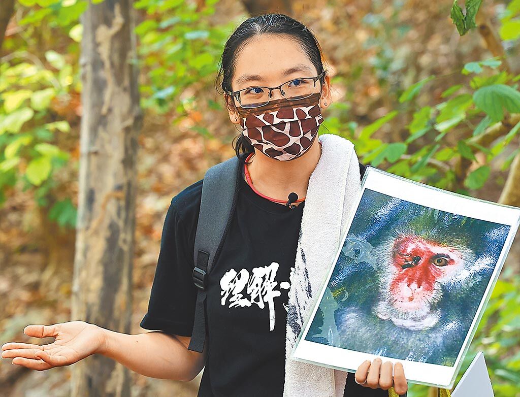 林美吟用圖片介紹台灣獼猴的臉部特寫，牠的右眼已經被人類用彈弓打瞎了。（季志翔攝）