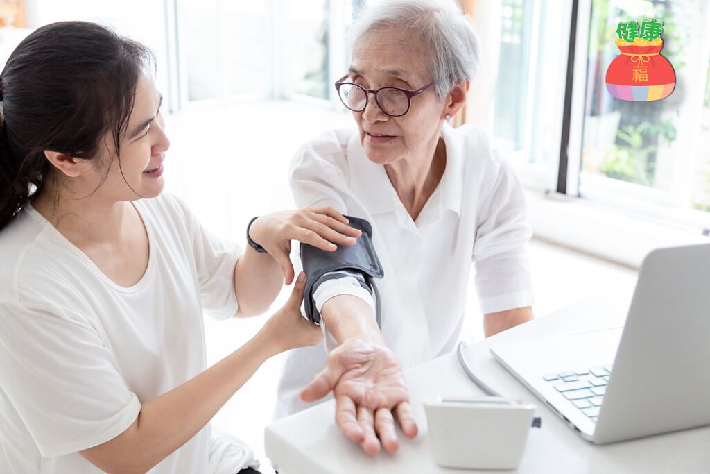 回娘家別忘！幫爸媽正確量血壓，並且提醒爸媽:在這2個時間點量測最準確。(示意圖/Shutterstock)