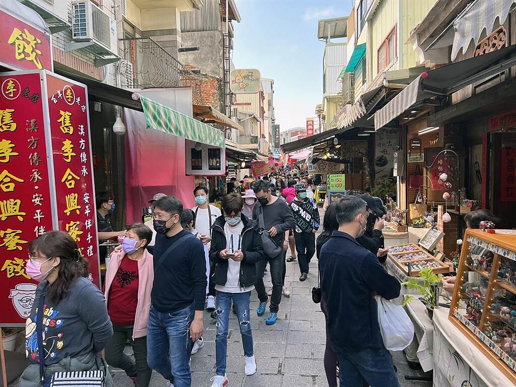 台南市安平老街初二湧現大批遊客。（洪榮志攝）