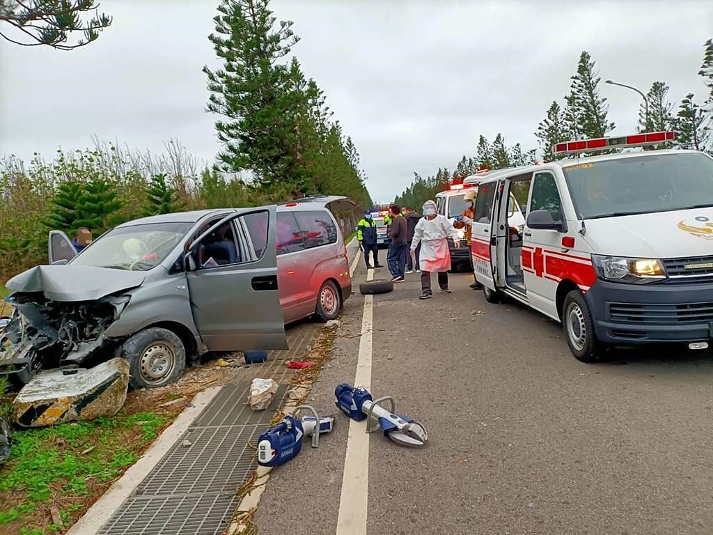 澎湖縣白沙鄉汽車自撞，7人受困搶救中。（消防局公／陳可文傳真）