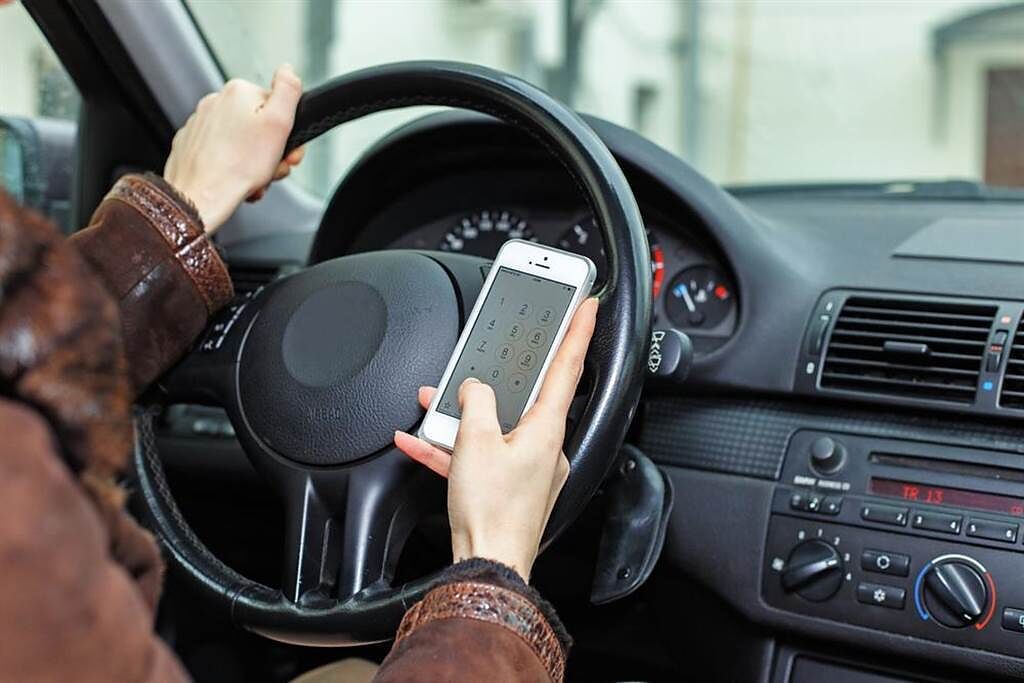 不少人開車會使用手機導航，錯誤做法恐損耗電池壽命。（示意圖，達志影像/shutterstock）
