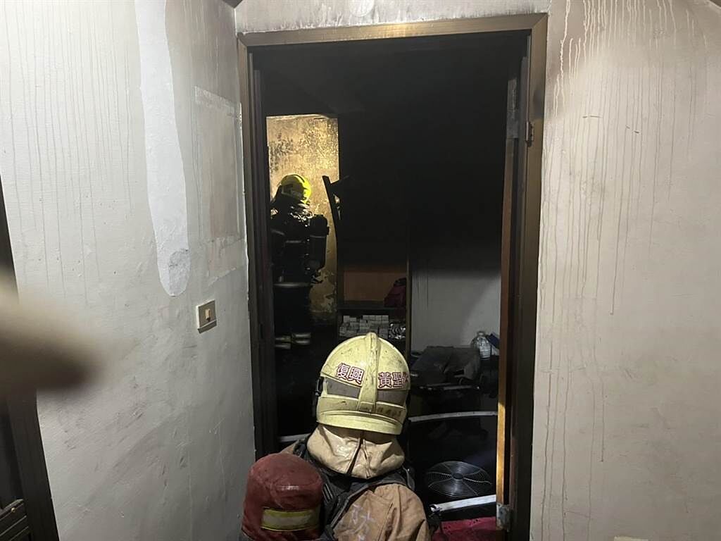 台南永康區一處公寓4樓發生火警，13分鐘撲滅火勢，消防人員進入燒毀的屋內救災。（台南消防局提供）