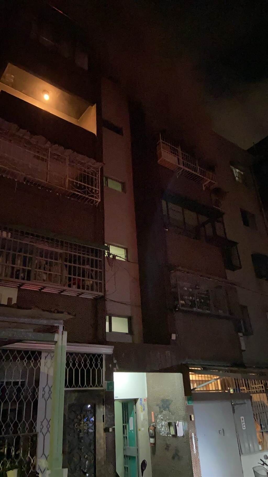 台南永康區一處公寓4樓發生火警。（台南消防局提供）