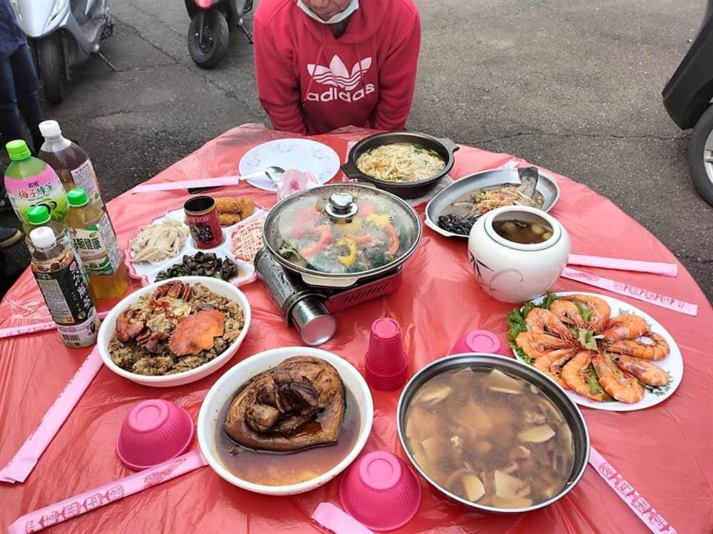 網友PO出外燴一桌6000的年菜，表示問題一堆，踩到大雷，讓家族在過年的興致都敗壞掉。(圖／爆料公社)