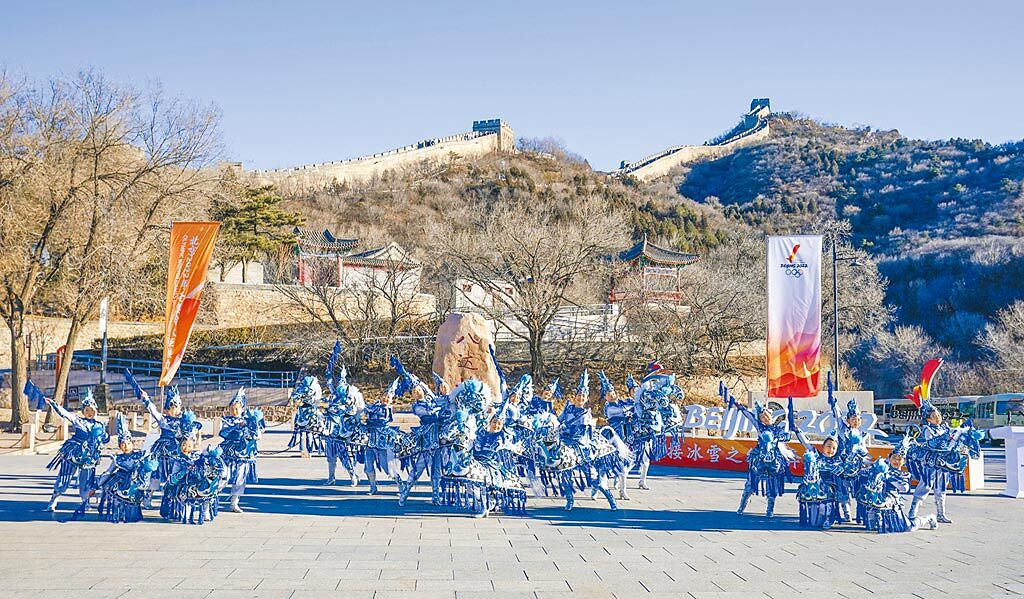 圖為北京冬奧會火炬2月3日在八達嶺長城傳遞並進行文藝表演。（新華社）
