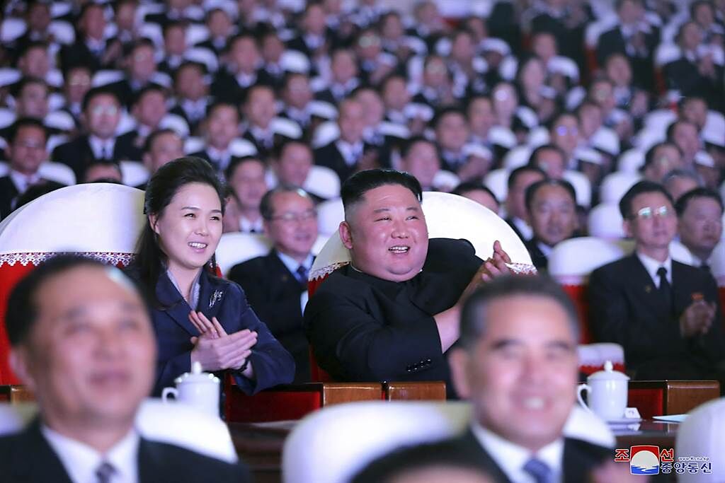 (右)北韓領導人金正恩與(左)妻子李雪主。(資料照/美聯社) 