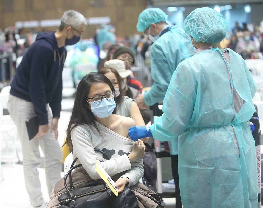 台北市今重啟疫苗預約系統，在2021年11月15日前打完第二劑、年滿18歲以上的人預約接種BNT。（本報系資料照）