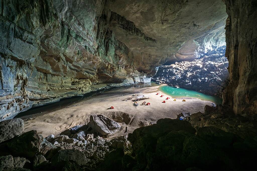 越南一名男子在「峰牙己榜國家公園」躲雨時，意外發現世界上最大的洞穴，洞裡宛如另外一個世界。(圖/達志影像)