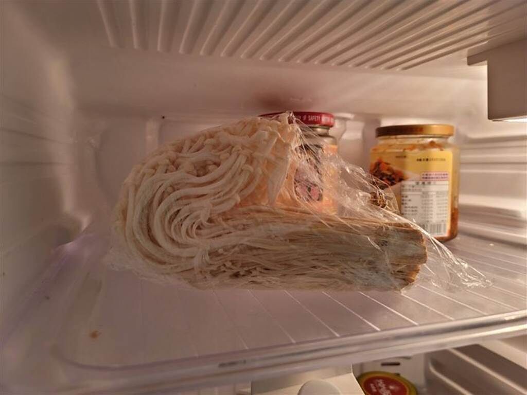 金針菇放冰箱狂長大，險些衝破保鮮膜。（圖／翻攝自Dcard）