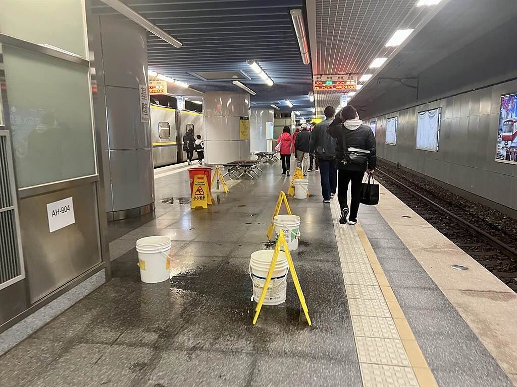 基隆火車站月台再現「水桶陣」，乘客行走通道縮減剩一半，相當不便。（陳彩玲攝）