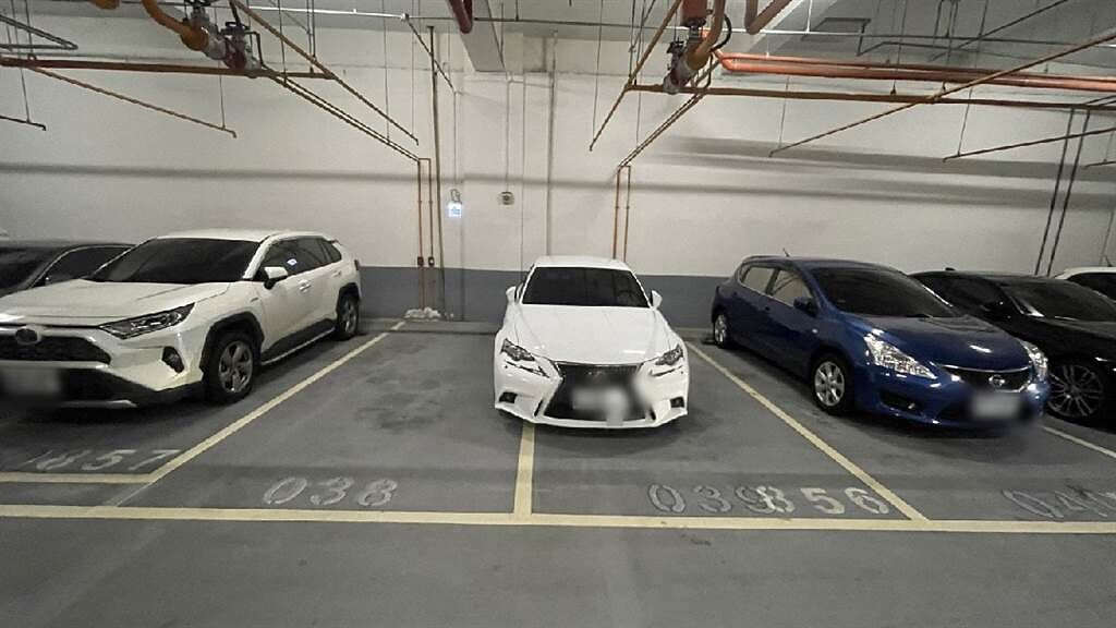 網友發文控訴白色的Lexus轎車占用2個停車格，卻遭網友打臉。（翻攝臉書社團《爆怨公社》）