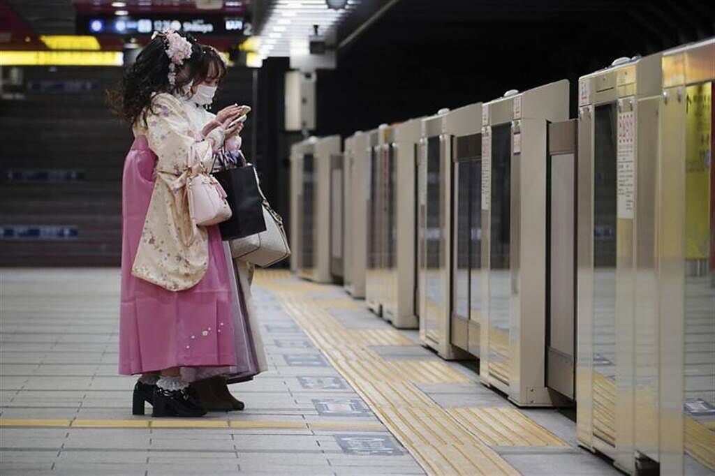 日本全境今天新增確診病例9萬5453例。圖為東京地鐵。（圖／美聯社）