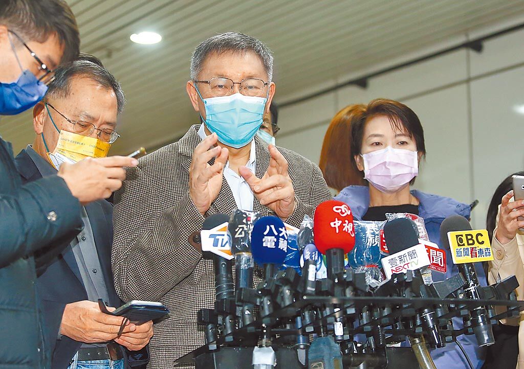 大年初四，台北市恢復疫苗接種作業，市長柯文哲（左三）4日到東區地下街接種站視察疫苗接種。（粘耿豪攝）
