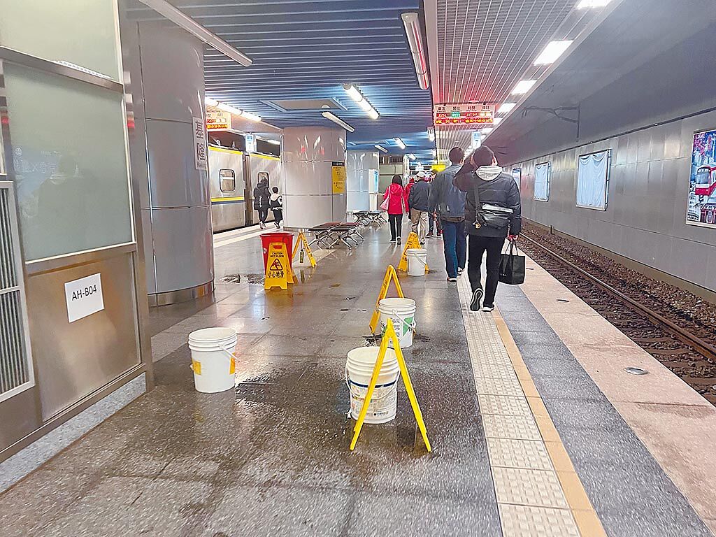 基隆火車站月台再現「水桶陣」，乘客行走通道縮減剩一半，相當不便。（陳彩玲攝）