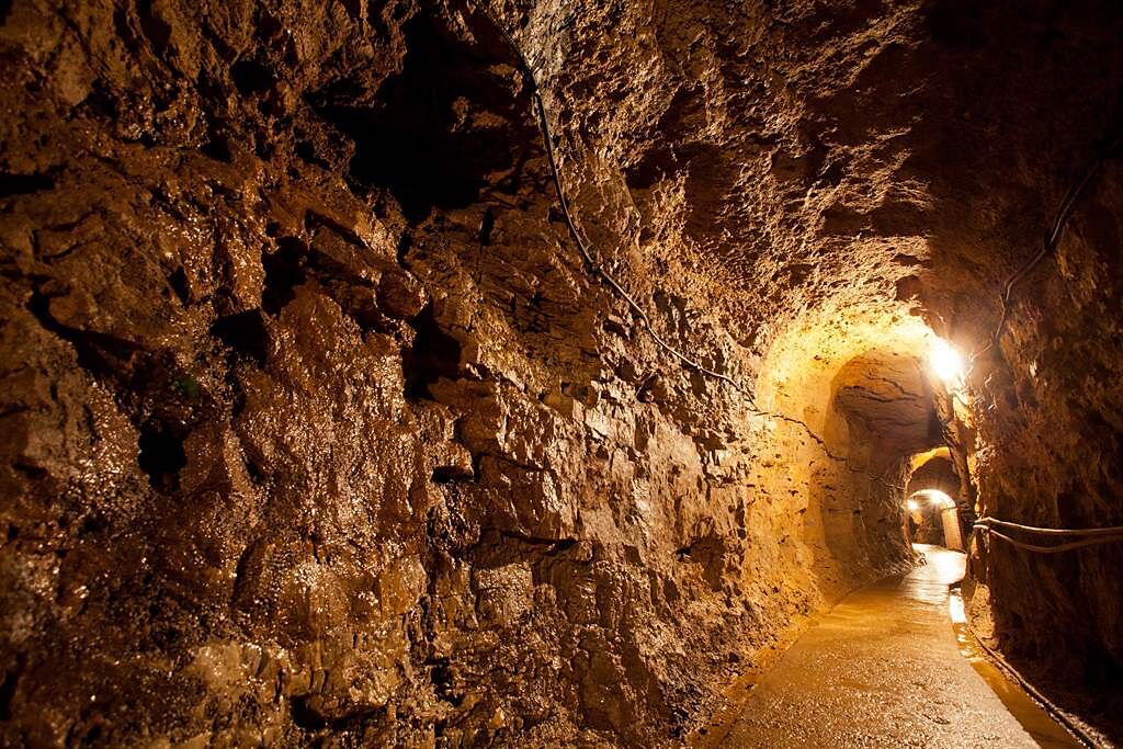 在水洞溝通往紅山堡的大峽谷中，保存著一座500多年前的明代藏兵洞。(示意圖/達志影像)