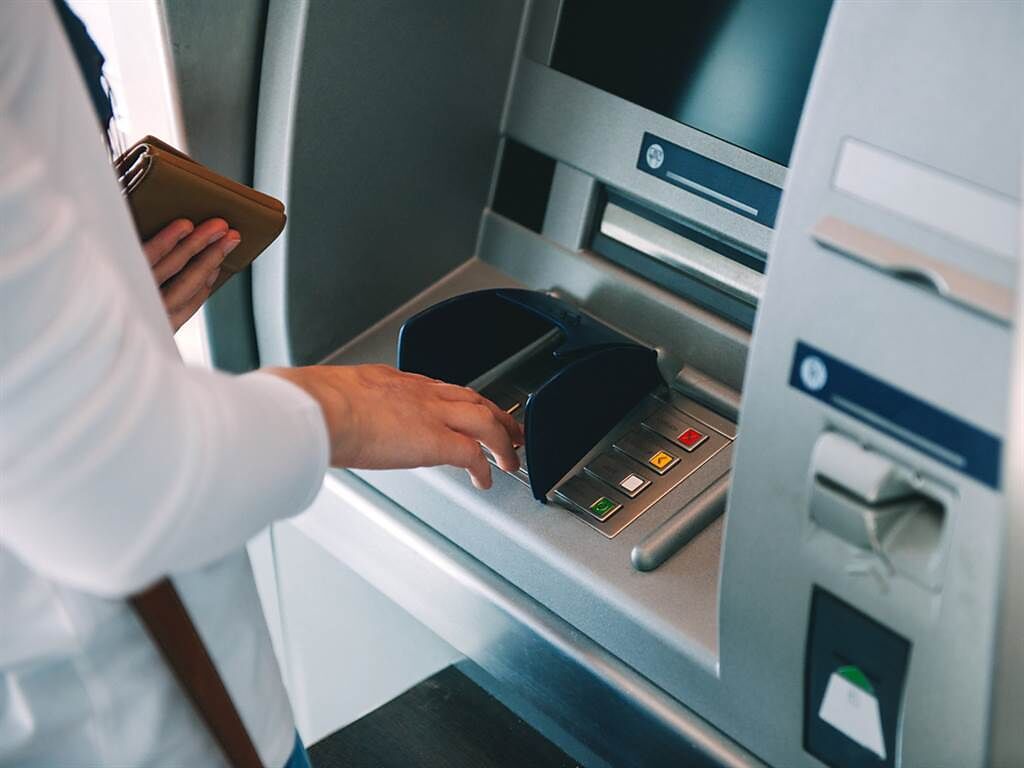過年期間ATM不吐鈔，銀行業者提醒三步驟處理。（示意圖/達志影像/shutterstock）