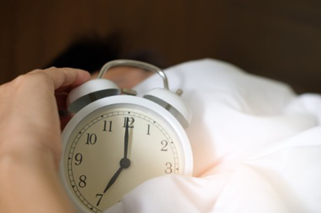 早晨設定許多鬧鐘會導致睡眠循環不完整。（示意圖/取自Pexels）
