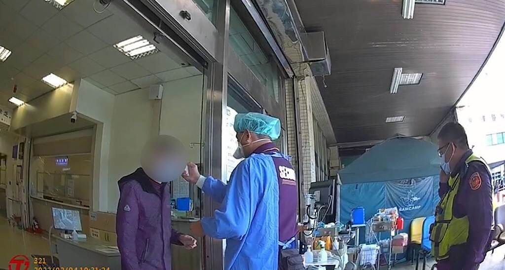 台南市員警駕警車開道迅速將葉姓孕婦送醫急救。（讀者提供／洪榮志台南傳真）