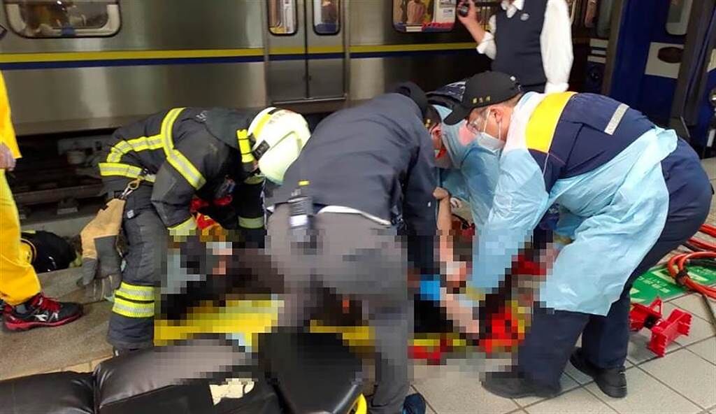 林姓婦人掉落台鐵左營站的月台，躲在避車溝，幸運躲過進站列車正面撞擊，救護人員將受輕傷的林婦順利救出。（翻攝照片／石秀華高雄傳真）