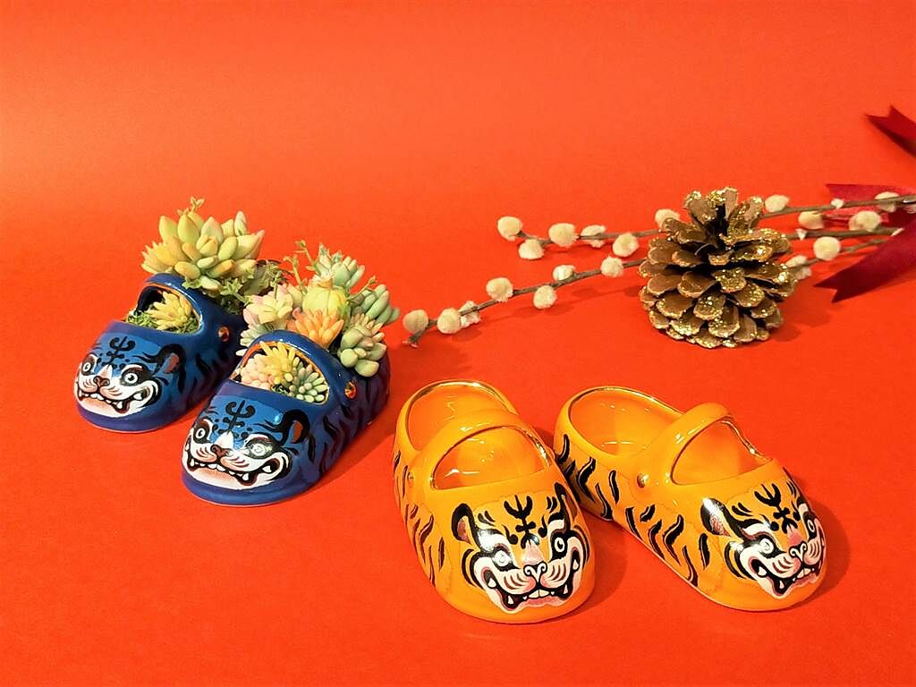 臺華窯推出寓意吉祥的「虎頭鞋」陶瓷小物，憨態萌樣的虎貌，十分討人歡喜。（陶博館提供／戴上容新北傳真）