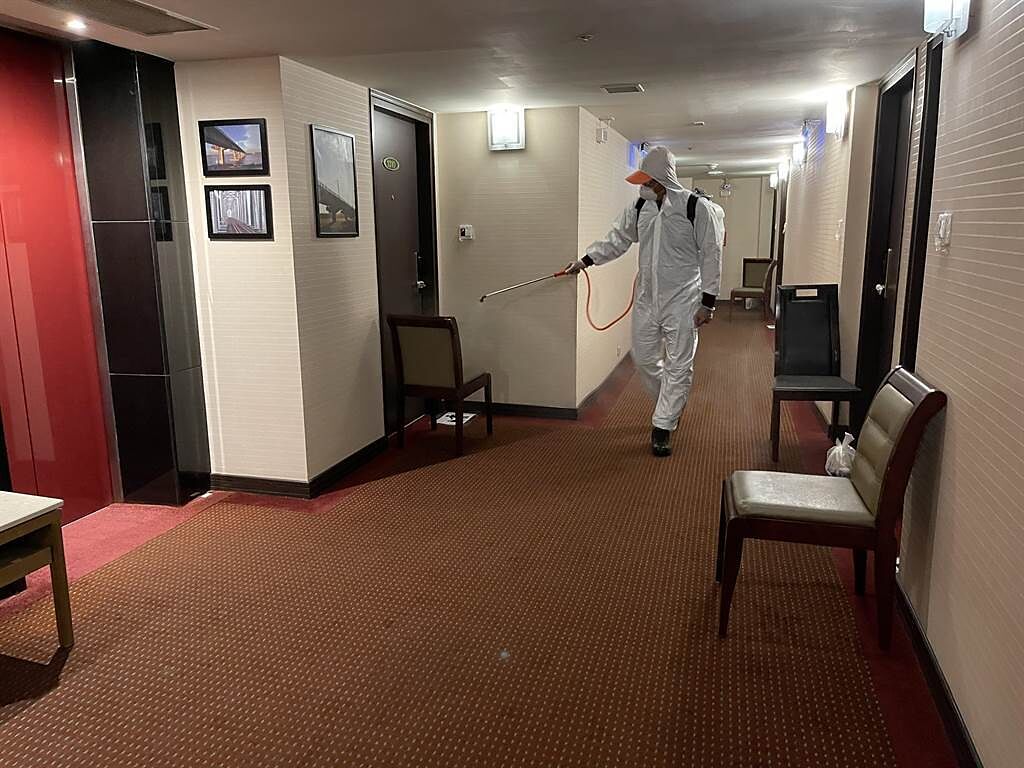 高雄爆發防疫旅館有傳播狀況，市府派員進行環境清消。（高雄市環保局提供）
