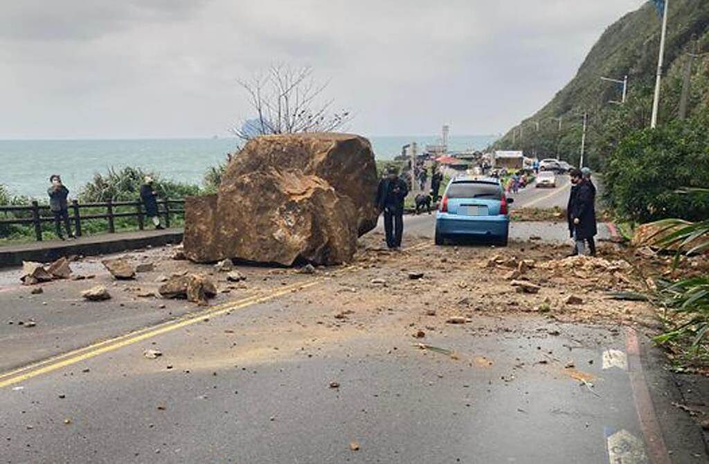 基隆外木山超大巨石崩落，車輛驚險閃過（翻攝臉書《基隆人》）