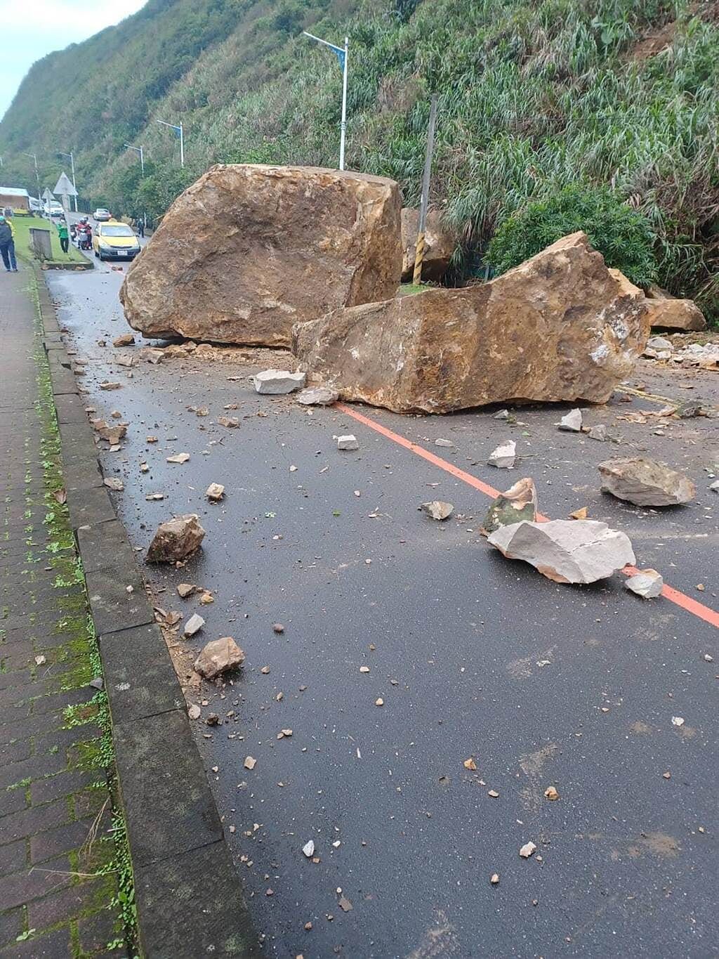 基隆外木山超大巨石崩落砸路面。（翻攝臉書《基隆人》）