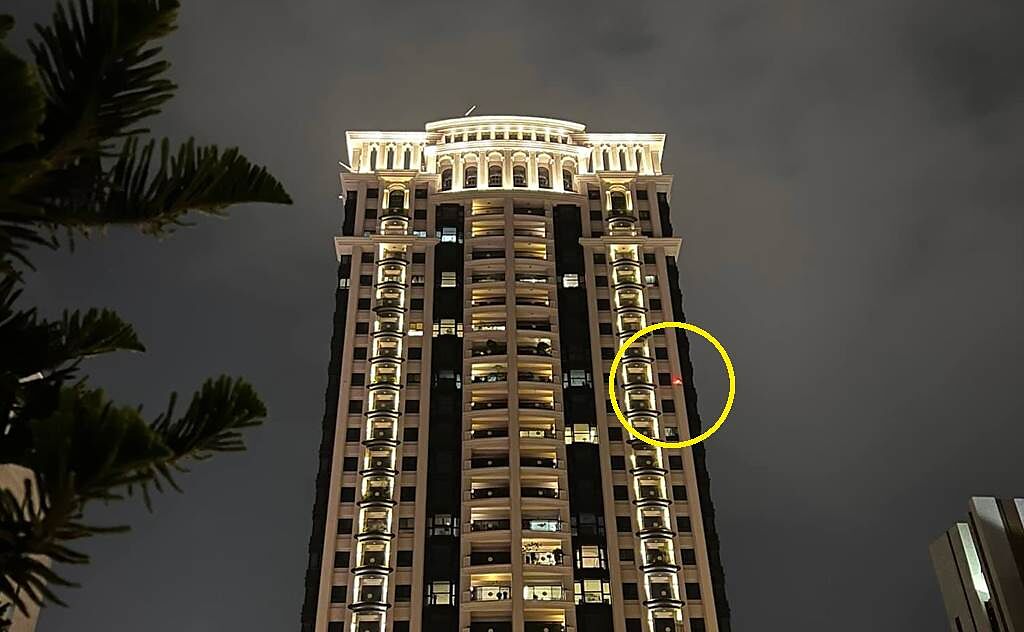 大樓側邊出現醒目的紅色光點，其實是「航空警示燈」，目的是為了確保飛行器及大樓住戶的安全。（圖／翻攝自臉書《買房知識家（A你的Q）》）
