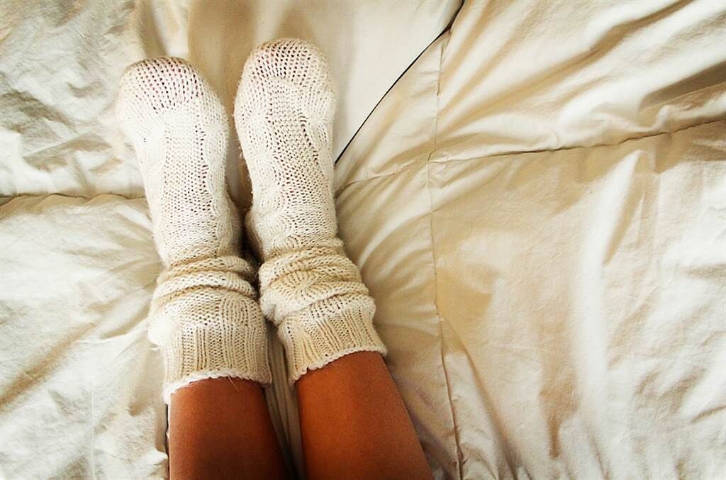 天氣冷，許多人為了保暖會穿襪子睡覺，不過醫師表示有一種人不適合，恐越穿越冷。(示意圖/Shutterstock)