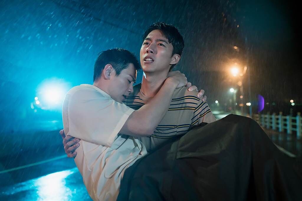 蔡凡熙劇中為了救禾浩辰，抱起他直喊快不行了。（羚邦集團提供）