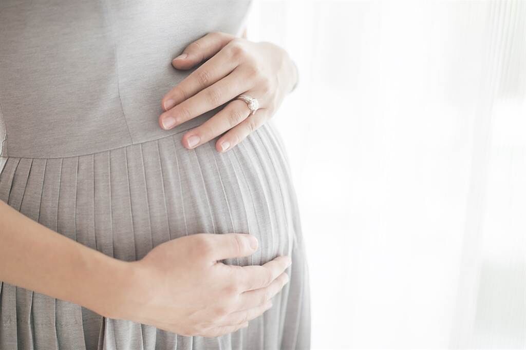 一名孕婦表示，她不僅被大姑未經同意脫衣摸肚，甚至大姑事後道歉時，竟還提議要她「提前剖腹產子」，讓她超級無言。（示意圖／Shutterstock）