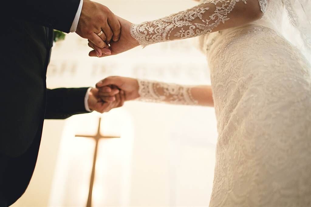 一名人夫與妻子結婚後，才得知妻子在訂婚儀式後與另名男子發生性行為。（示意圖／Shutterstock）