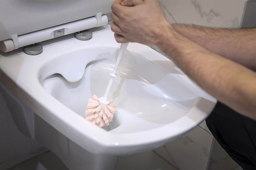 一名男網友分享，用好市多的一款洗碗精清潔馬桶，不僅效果好也很省力，引起網友共鳴。（示意圖／Shutterstock）