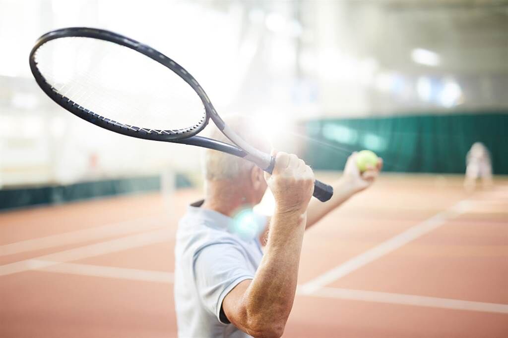 網球、羽球、桌球、籃球等，都屬較高強度的離心運動，建議服用降血脂藥物期間，盡量避免這類運動，改選較為緩和的有氧運動為宜。(示意圖/Shutterstock)