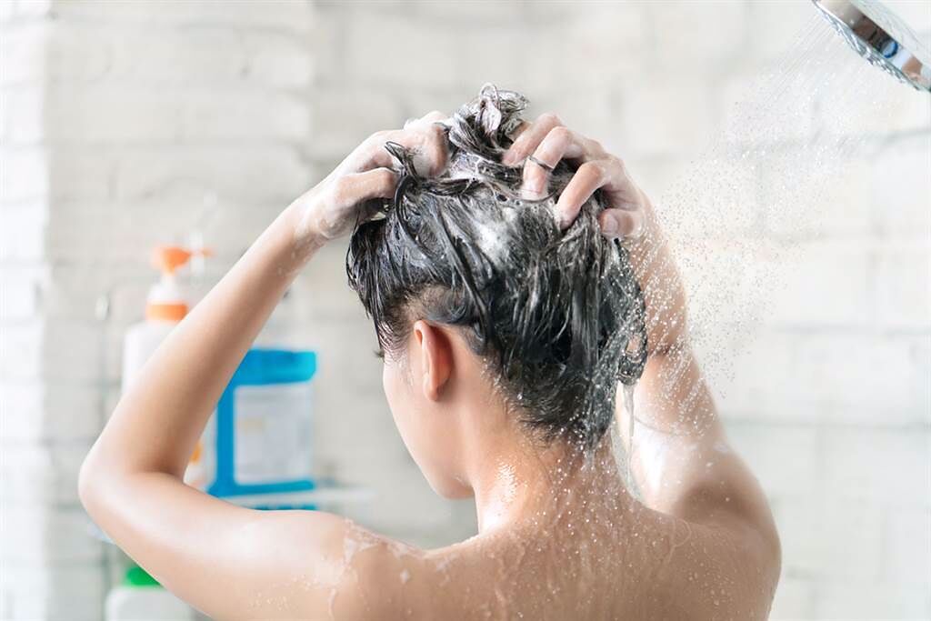 洗頭次數可依頭皮性質做調整。（圖／Shutterstock）