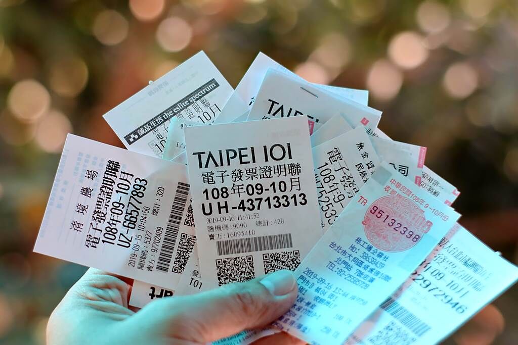 日本網站發文分享，錢包塞滿發票或放悠遊卡，恐會導致財運下降。(示意圖/達志影像)