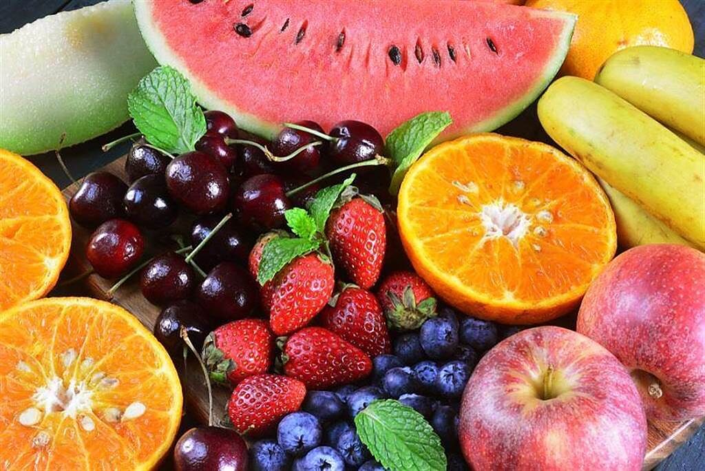水果到底應該飯前吃還是飯後吃對身體最好？醫師給答案，有一樣水果竟然適合睡前吃。(達志影像/shutterstock)