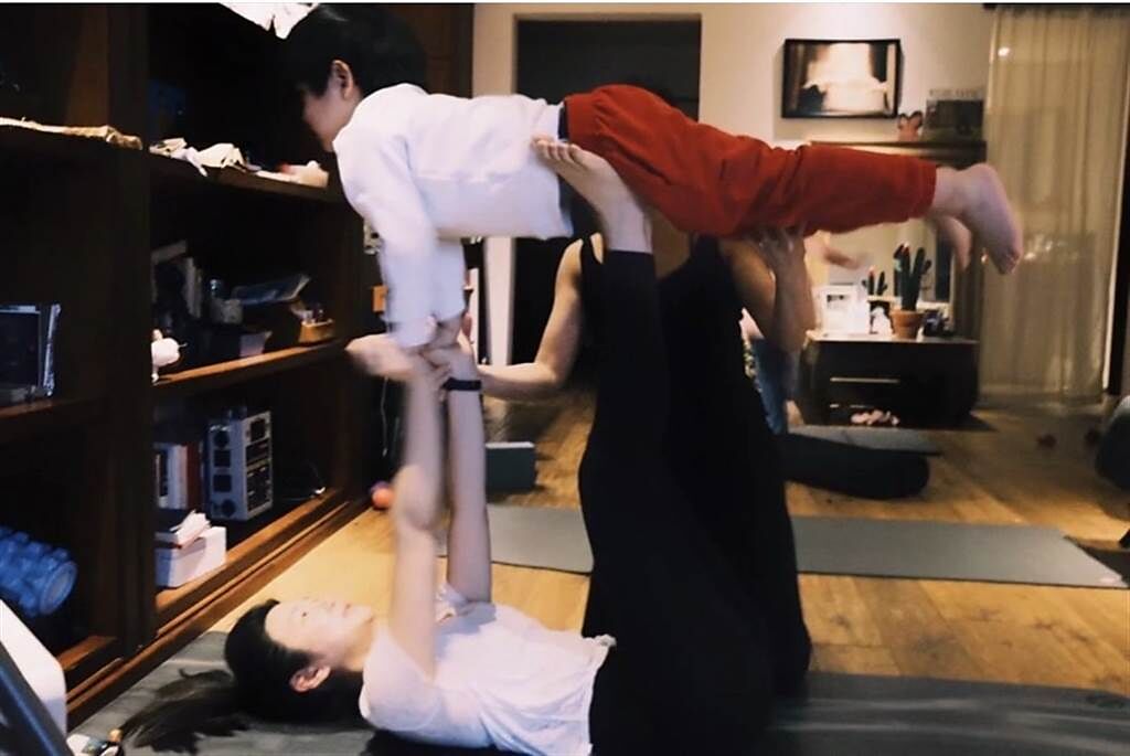 陳妍希和兒子一起做親子瑜珈。（圖／取材自陳妍希小紅書）