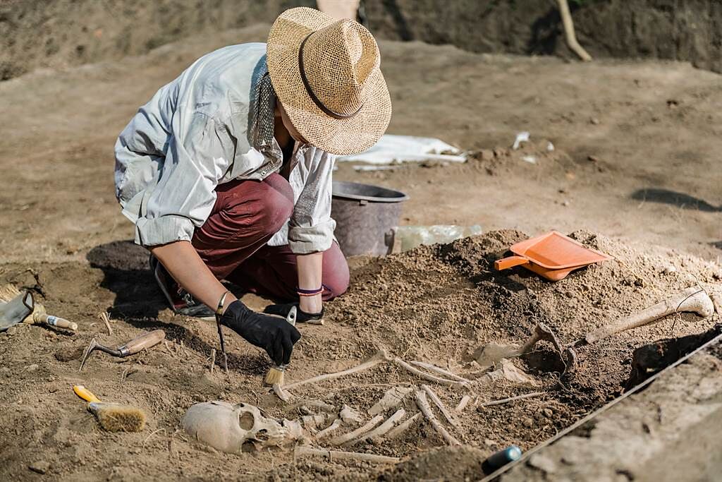 英國考古團隊近日在高鐵旁發現一處大型古羅馬墓地，埋葬共425具遺骸。(示意圖/達志影像)