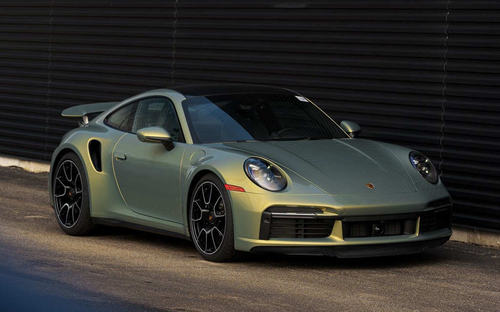 身披「urban bamboo」特殊色漆的Porsche 911 Turbo S，光車漆選配價就能再買一輛911。（圖／Porsche）