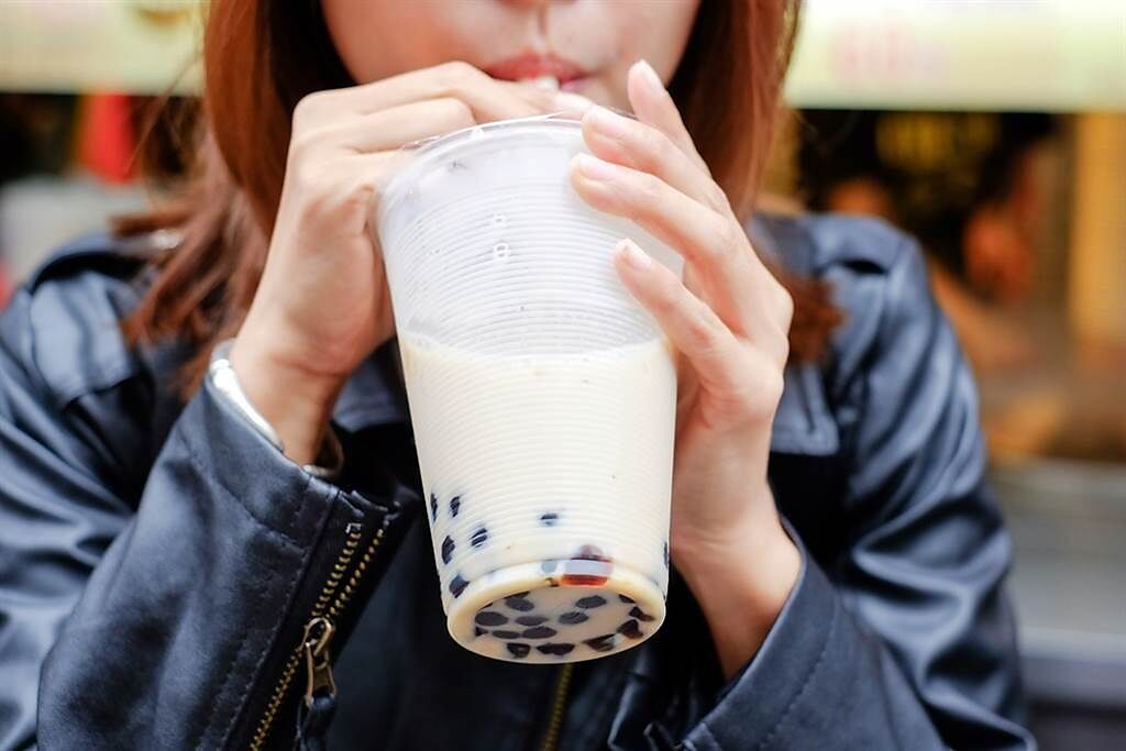 手搖飲店的招牌已不再是珍珠奶茶，許多健康產品如燕麥系列等，更受消費者歡迎。（示意圖／Shutterstock）
