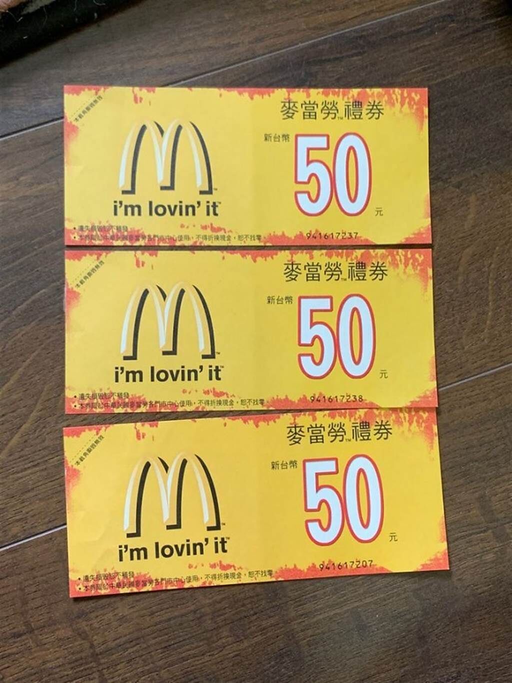 一名女網友翻出10年前麥當勞禮券。（圖／翻攝自Dcard）