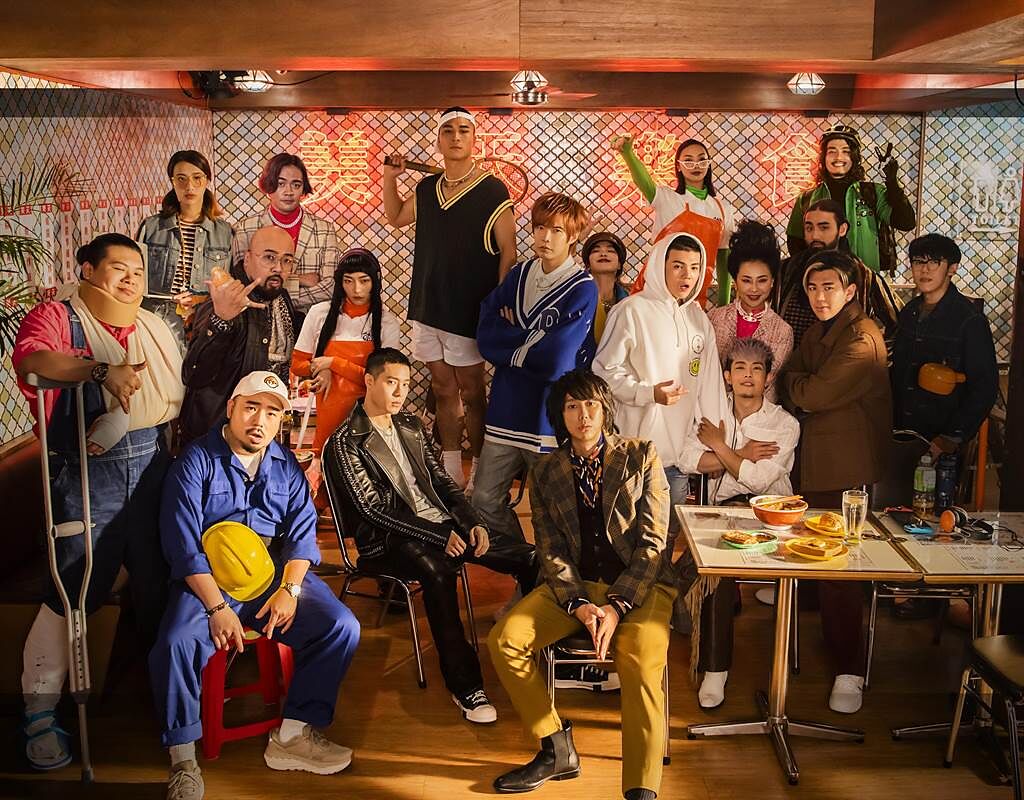 八三夭最新單曲〈癢癢〉MV邀來六組人氣網路創作者歡樂演出。（KKLIVE提供）