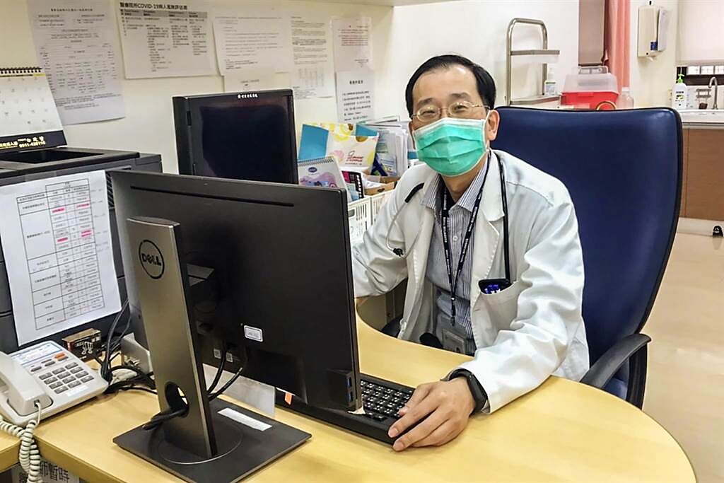 總榮新竹分院內科部主任黃政斌指有下背痛的症狀，都要盡速就醫。（羅浚濱攝）