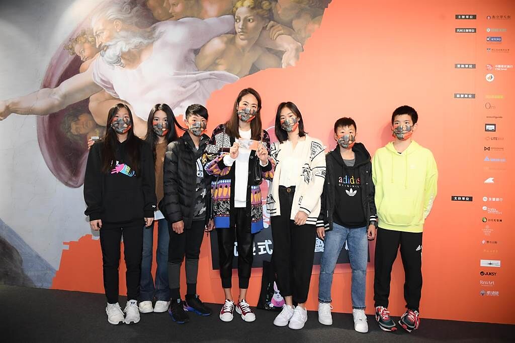 賈永婕帶兒女和他們的同學一起觀賞「會動的文藝復興」展。（三立提供）
