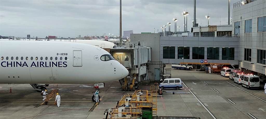 接送中華女足一行36人的華航專機傍晚降落桃園國際機場。（陳麒全攝
）
