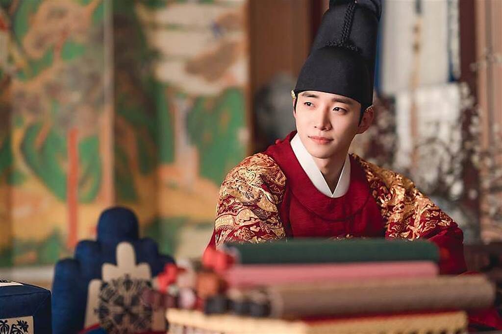 2PM俊昊演出古裝韓劇《衣袖紅鑲邊》新版「李祘」紅遍全韓。（翻攝自推特）