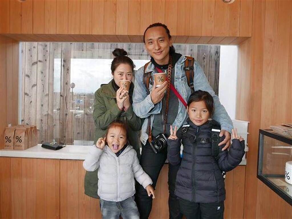 《不丹是教室》導演巴沃邱寧多傑（後排右）和製片妻子賴梵耘（後排左）。（海鵬提供）