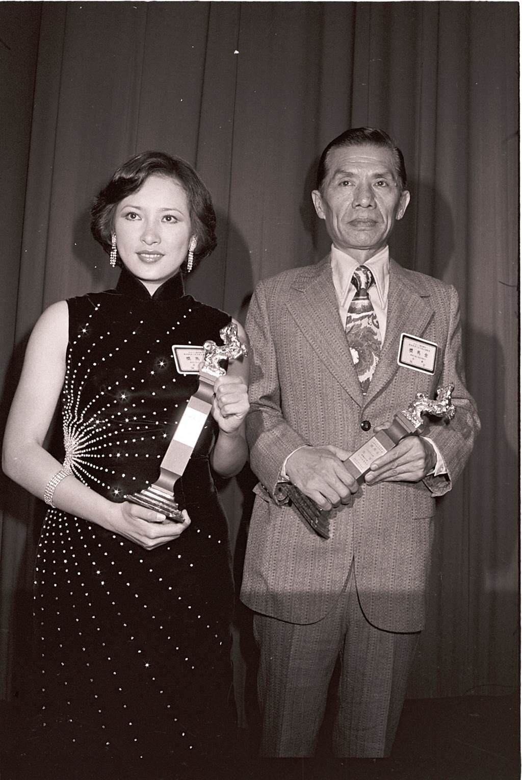 常楓與徐楓1976年雙雙在金馬獎上封帝稱后，手握小型金馬獎開心合影。（圖／中時資料照片）